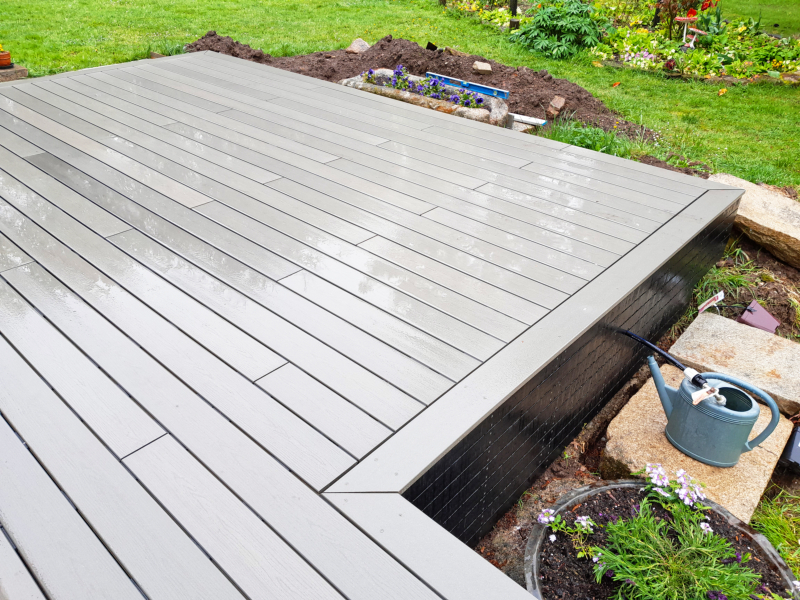 L'entreprise de rénovation ARBED pose une Terrasse bois composite posée sur calage lambourde composite